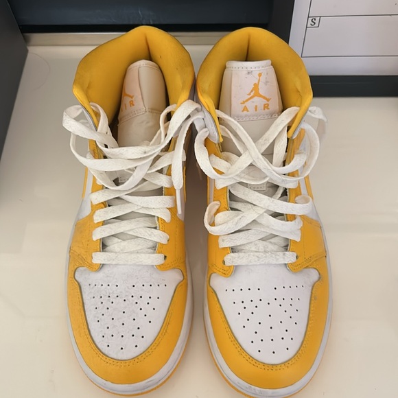 Yellow Jordan 1’s size 8 women. - Picture 3 of 4